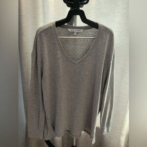 Cupcakes & Cashmere Heather Gray V-Neck Top Size S
